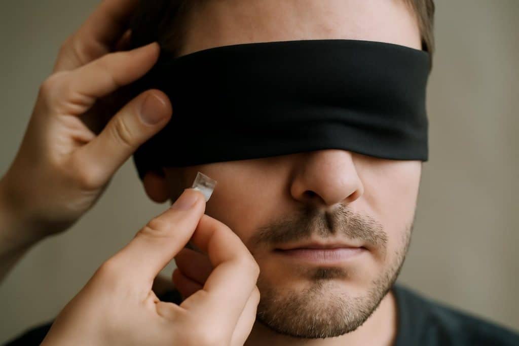 découvrez des méthodes efficaces et des astuces incontournables pour réussir parfaitement un bandeau sur les yeux, que ce soit pour le sommeil, les jeux ou les soins.